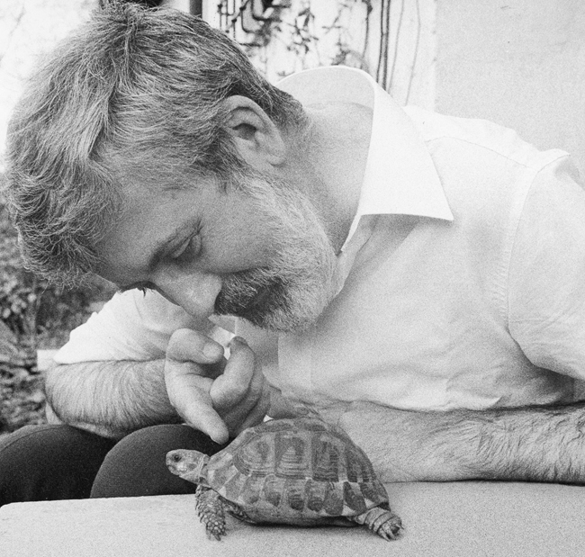 Michael Ende mit Schildkröte