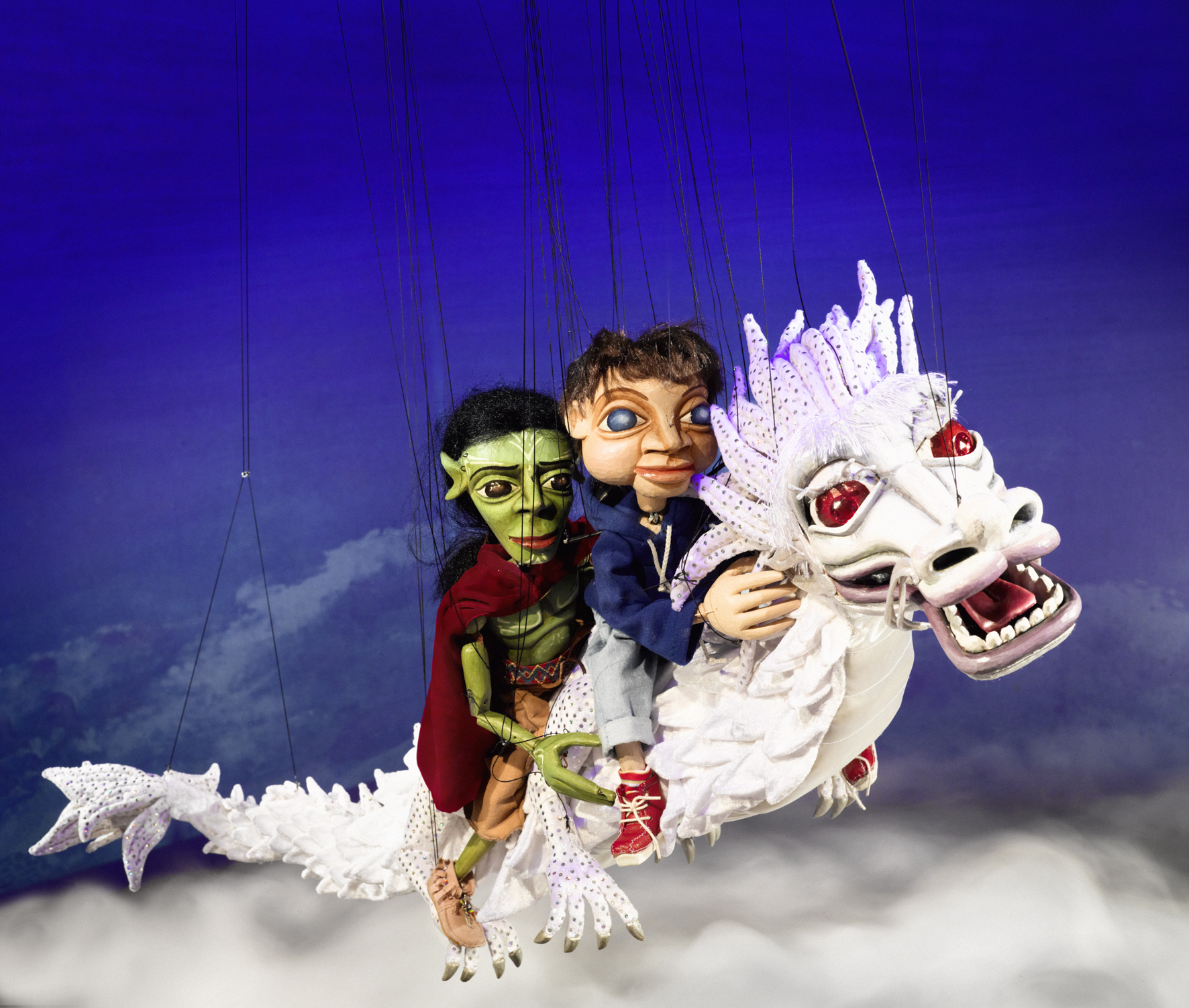 Bastian und Atreju auf dem Glücksdrachen